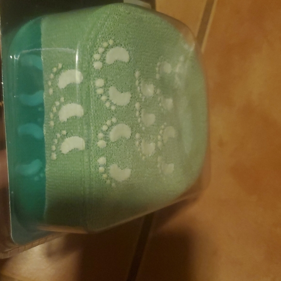 Emily Stores Full Gel Socks Green Vitamin & Oil Infused NWT - Picture 3 of 3